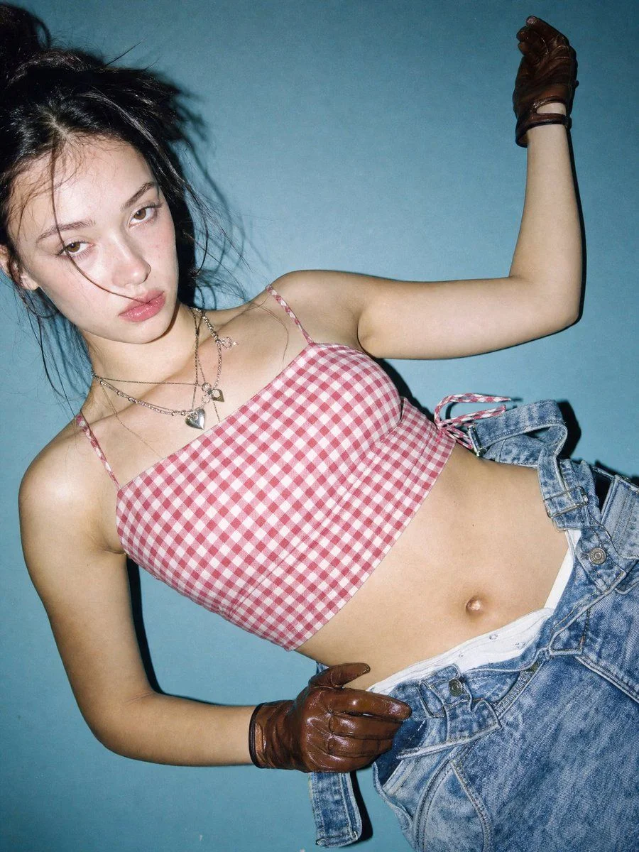 y2k flash fashion portrait slide 1 824f345692e5